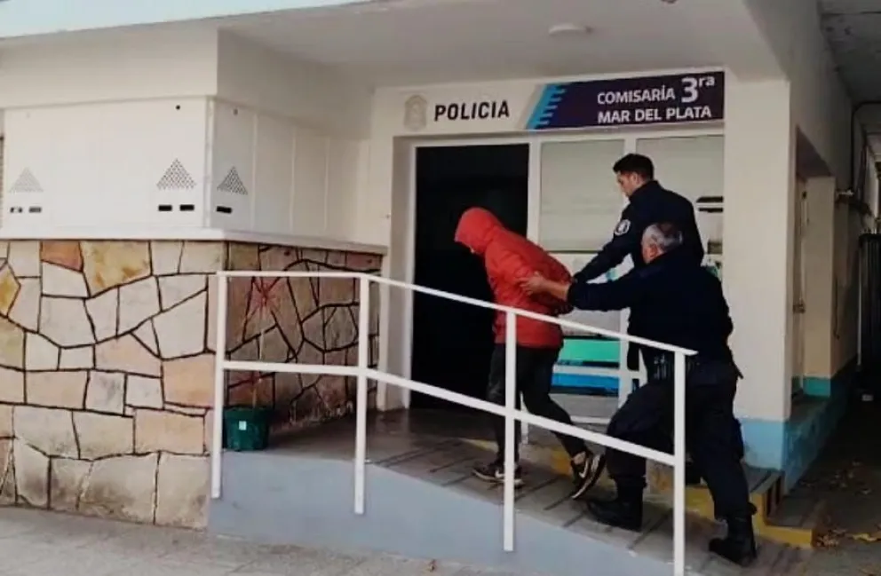 Abrió una camioneta y se robó una riñonera: lo atraparon