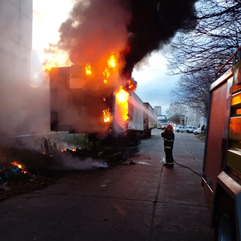 Ardió la caja de un semi remolque en el Puerto