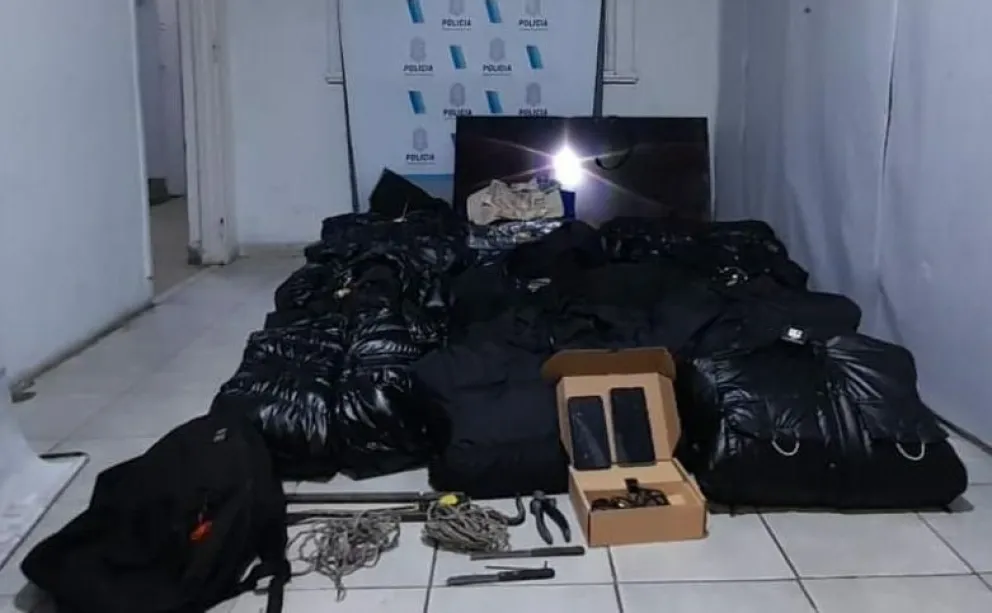 Se robaron veintiséis camperas de un local de Güemes y se fugaron en un remis