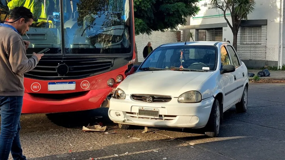 Un colectivo impactó contra un auto y provocó un caos en el tránsito
