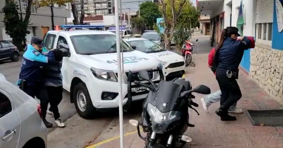 Apresaron a dos jóvenes que amenazaron a un menor con un cuchillo en Plaza Mitre