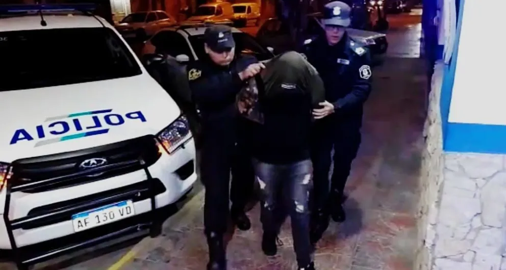 Detienen a "robaruedas" que se movilizaba en un auto robado