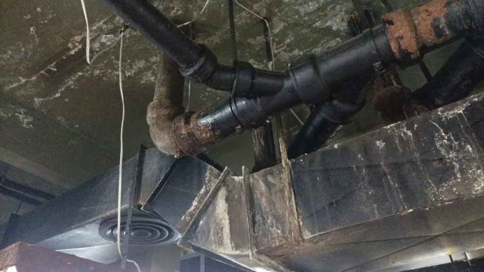 Realizaron un abrazo solidario en la biblioteca: aseguran que el estado es calamitoso, piden obras y su reapertura