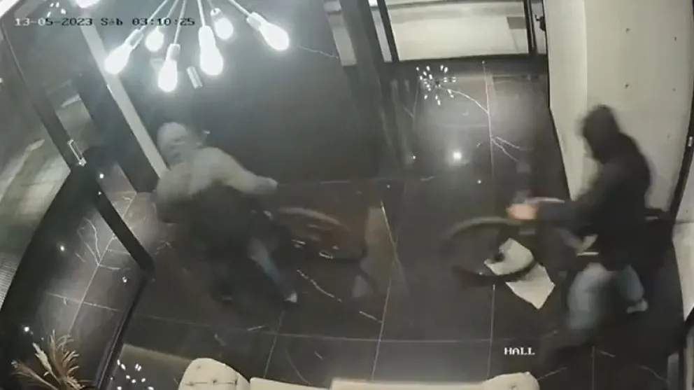 Así dos delincuentes robaron bicicletas luego de forzar a empujones la puerta de acceso a edificio