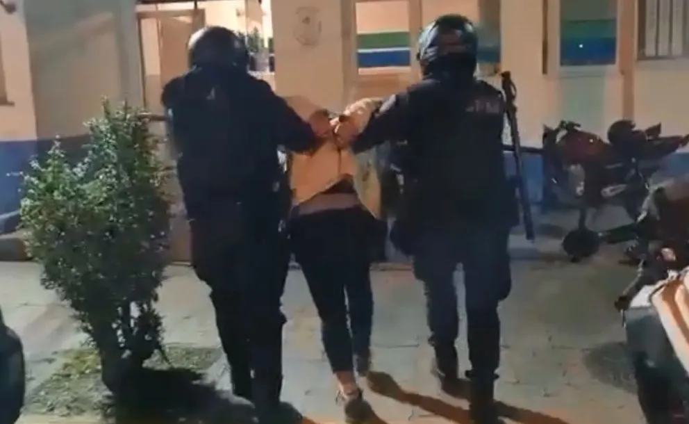 Del piso a Batán: Conducía una moto robada y lo detienen tras caer en una mala maniobra