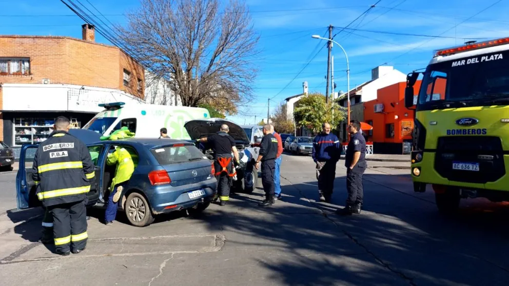 Violento choque entre una camioneta y un auto