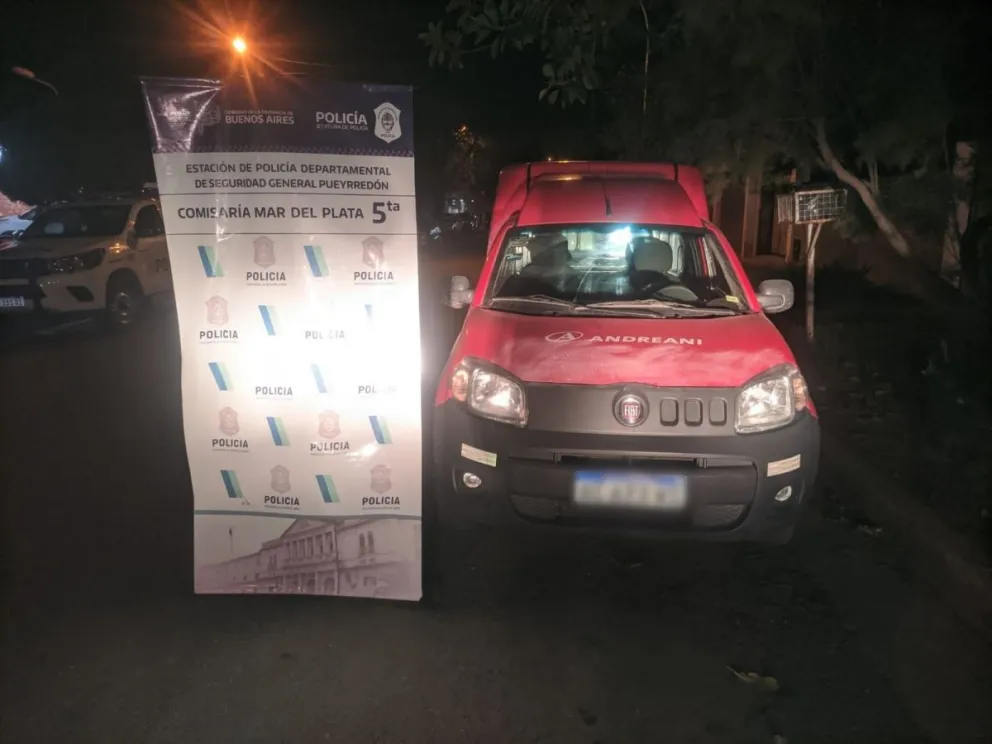 Motochorros roban armados una camioneta de Andreani en el barrio Juramento