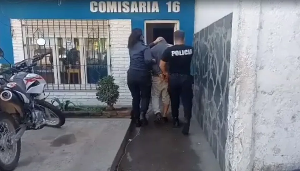 Atraparon a dos hombres que maniataron a un hombre en su casa y escaparon por los techos