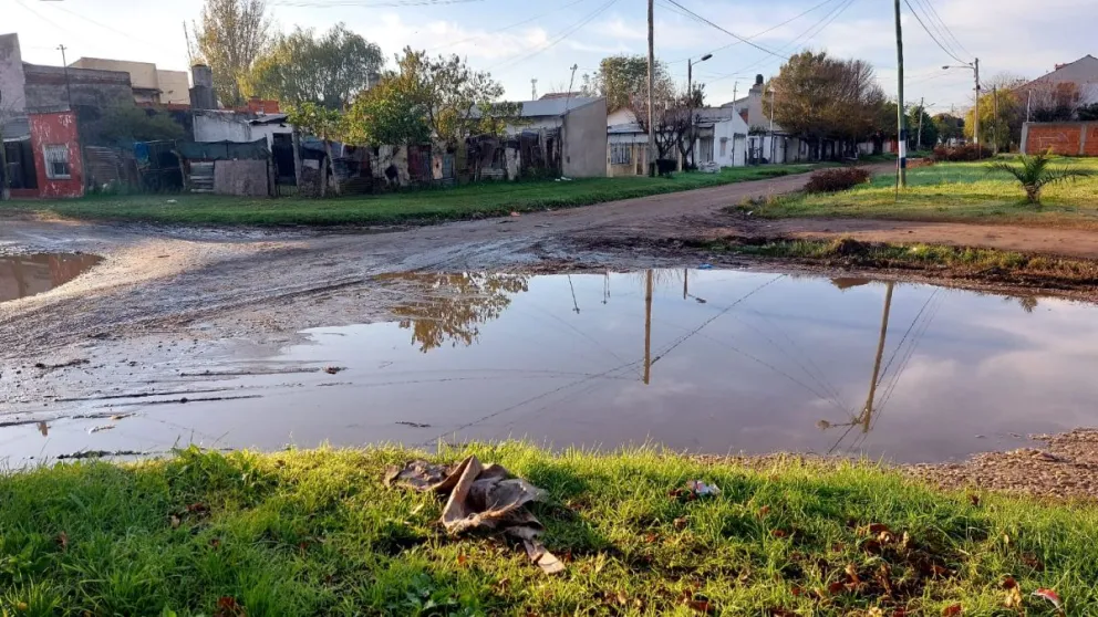 Reclamo en barrio Las Américas por una literal laguna frente a un establecimiento educativo