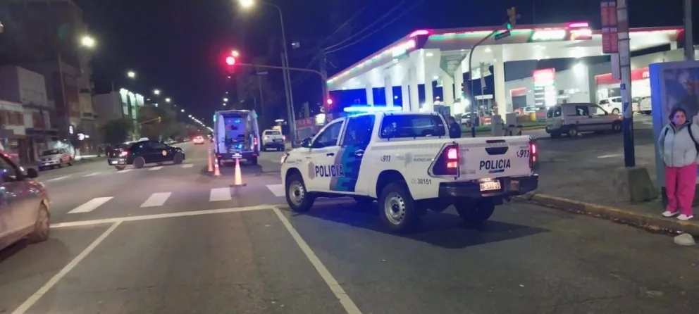 Motociclista quedó inconsciente tras chocar contra un taxi: no tenía casco