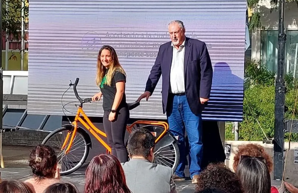 Lazzeretti encabezó el acto de entrega de bicicletas a estudiantes: "Hay que cuidar lo público"