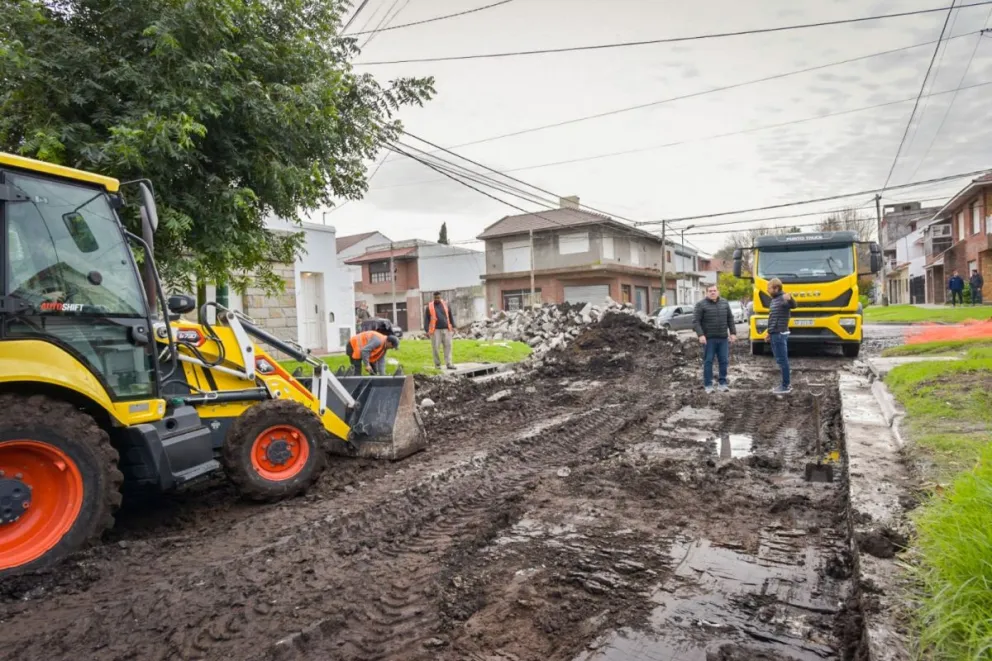 Desde la Municipalidad trabajan en la pavimentación en distintas zonas de la ciudad