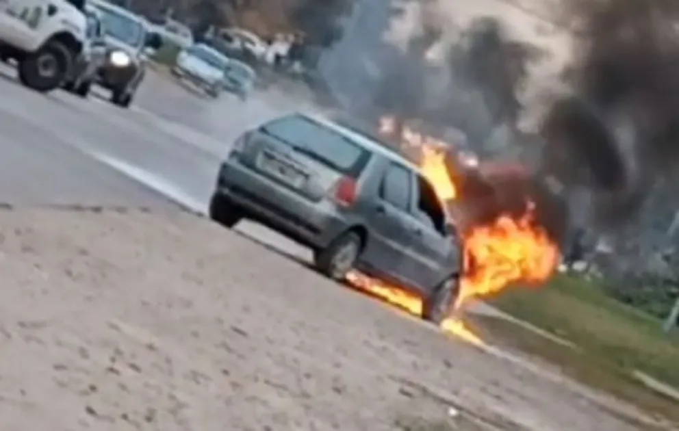 VIDEO: Se incendió un auto en la esquina de avenida Colón y la calle 212