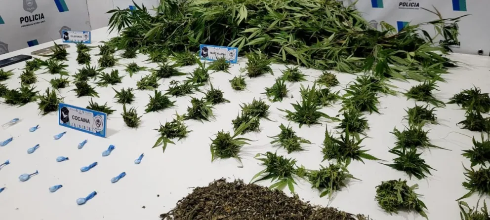 Dos hombres detenidos por venta de drogas tras varios allanamientos en el barrio El Martillo