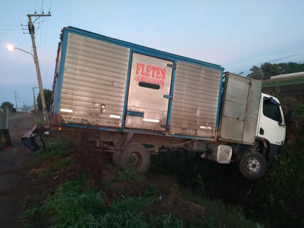 Camión no vio una curva por la niebla y cayó a una zanja