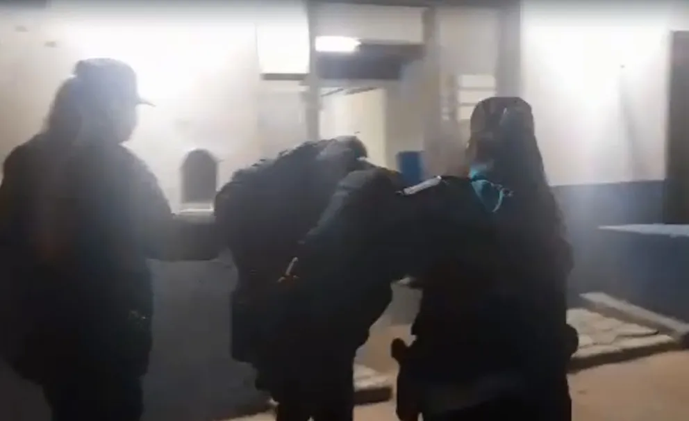 Atrapan a mujer robando cubiertas en el barrio 9 de Julio