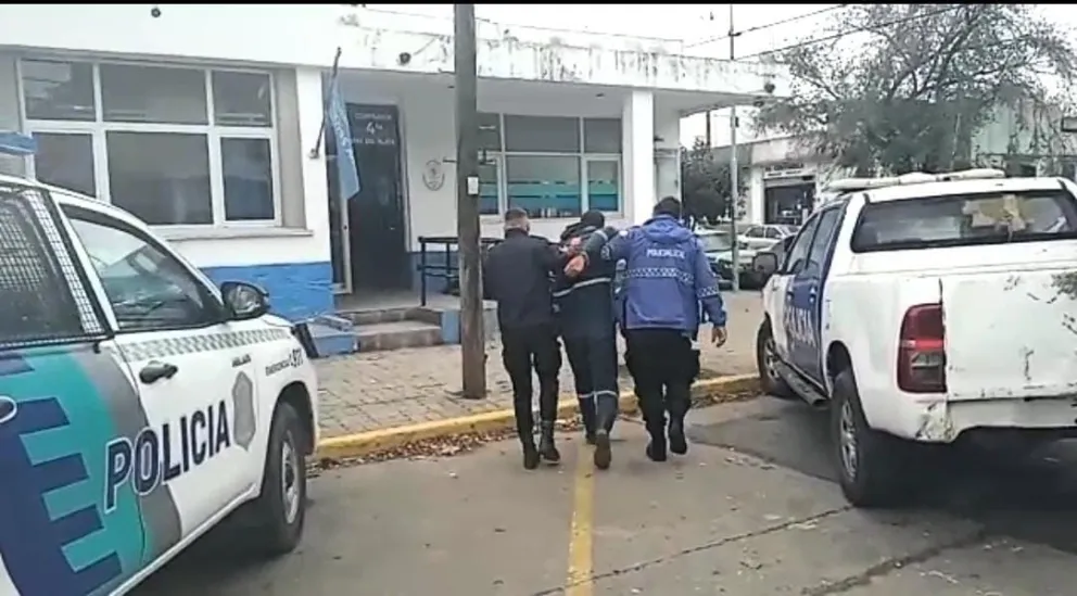 Amenazó de muerte a dos empleadas y se robó dos latas de Gancia