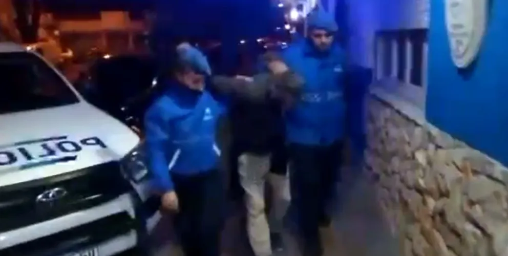 Patrullero chocó contra una camioneta estacionada mientras perseguía a tres delincuentes