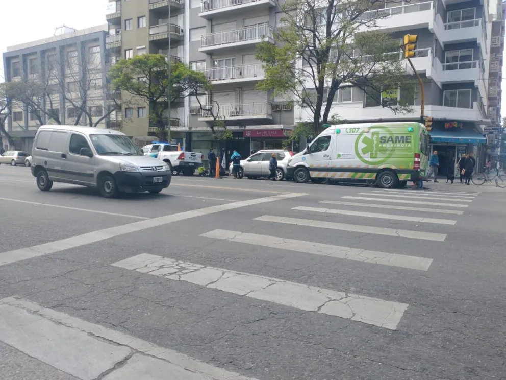 Motociclista atropelló a un hombre en el centro