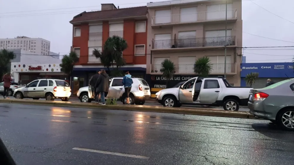 Choque en cadena involucró a al menos siete automóviles sobre Avenida Juan B. Justo