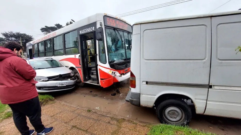Mañana accidentada: Colectivo tuvo falla mecánica y chocó un auto y una camioneta estacionada
