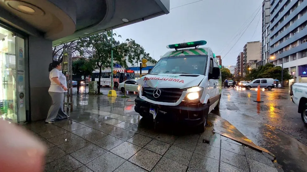 Ambulancia chocó con un auto y se subió a la vereda en Independencia y Rivadavia
