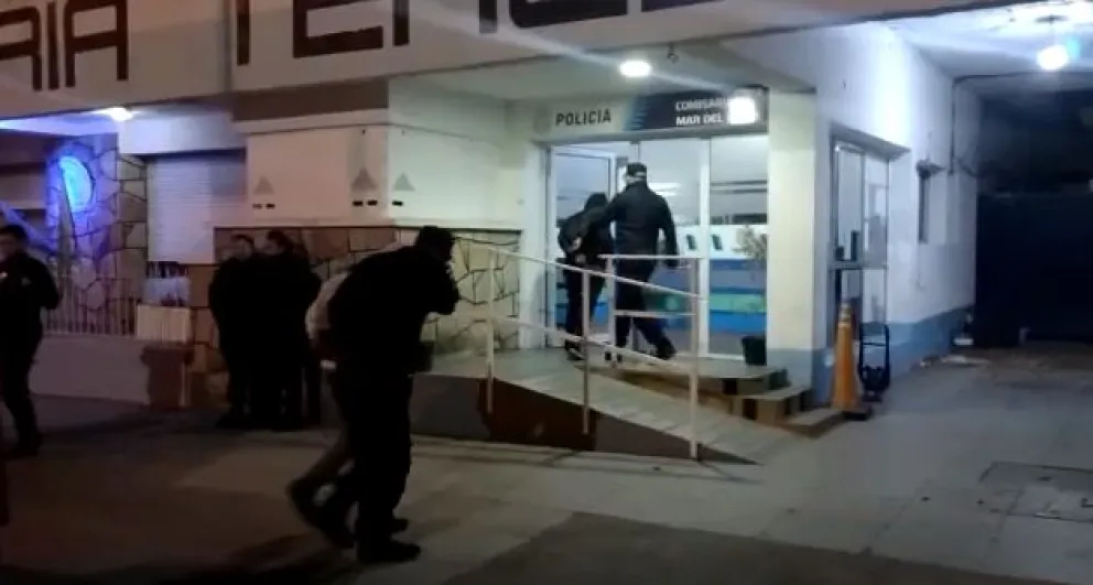 Delincuentes treparon a una terraza para robar locales: los tuvieron que bajar los bomberos