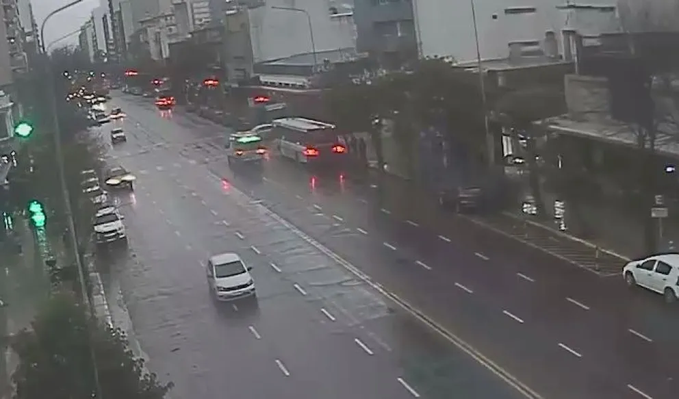 Video: las cámaras registraron el choque entre la ambulancia y el auto en el centro