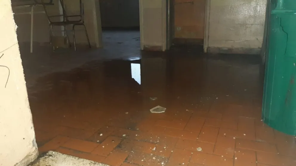 Inundaciones constantes en la Secundaria Nº23: "Hace 20 años que hay que cambiar el techo"