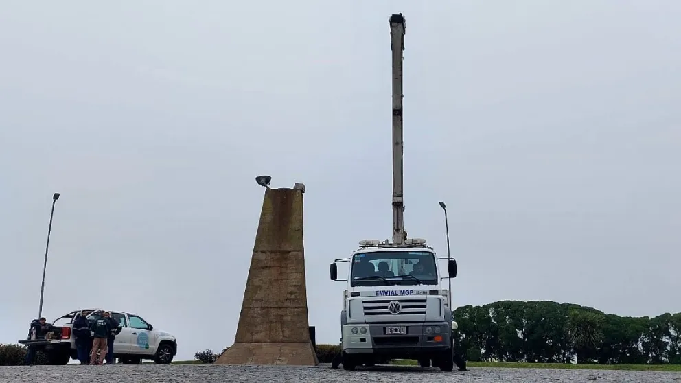 De cara al 25 de mayo, vuelven a colocar el mástil en la Rotonda del Golf