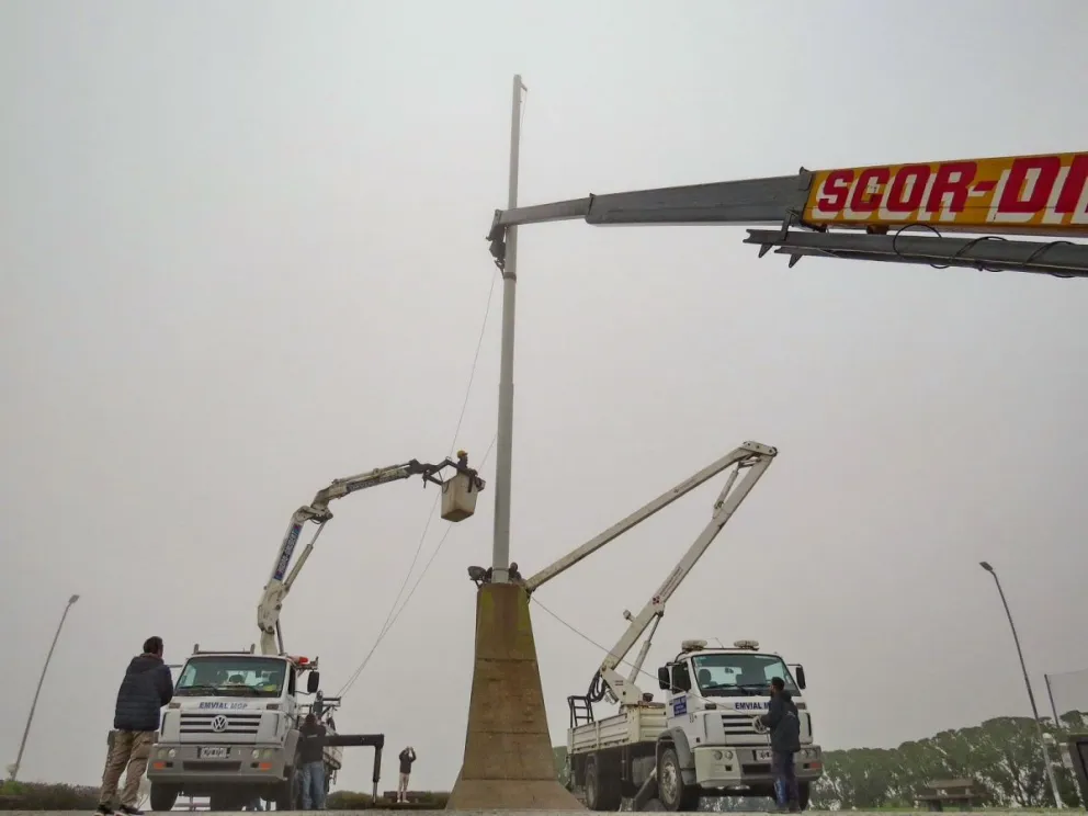 El mástil de la rotonda del golf está de nuevo en pie para recibir la bandera en este 25 de Mayo