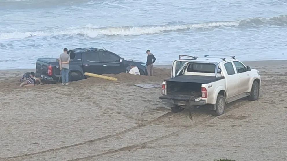 Una camioneta entró a una playa del norte y terminó encajada en la arena