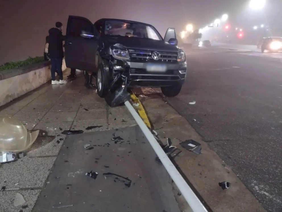 Conductora alcoholizada se despistó con su camioneta y chocó contra una columna en Playa Grande