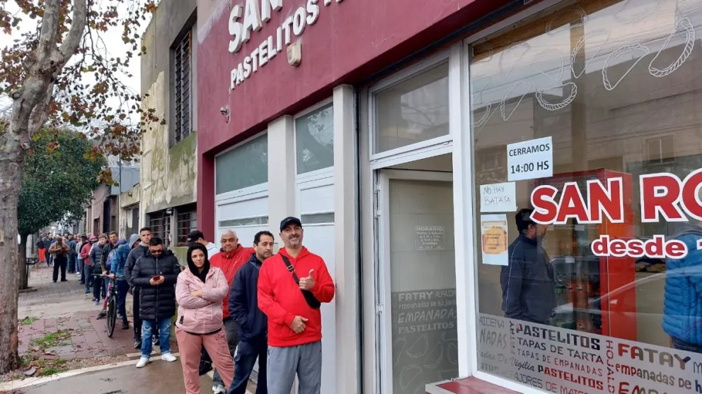 ¿Membrillo o batata? Más de 100 metros de cola para comprar pasteles 