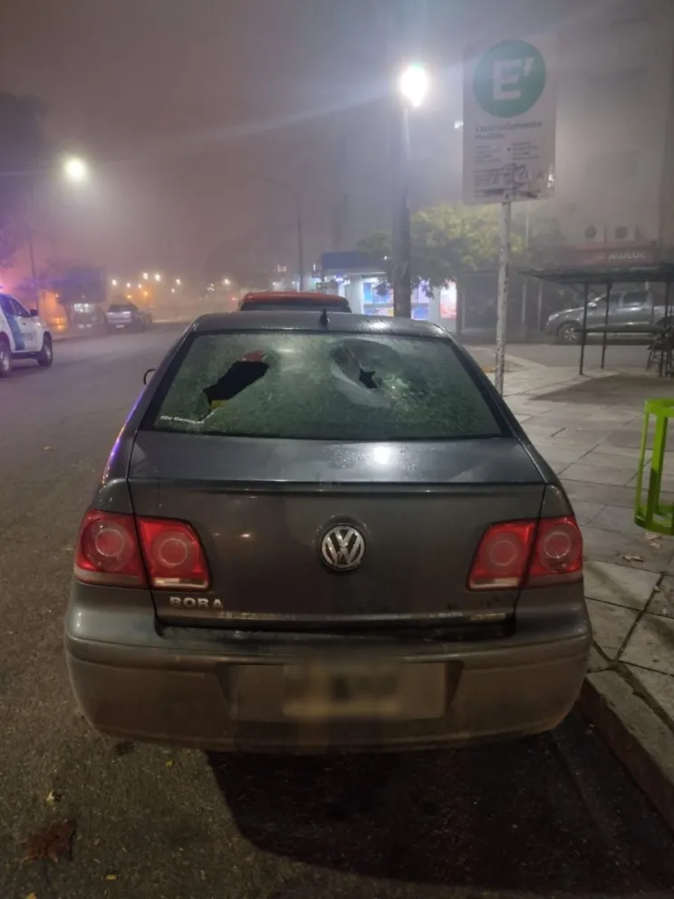 Una mujer rompió el parabrisas de un auto estacionado con una madera