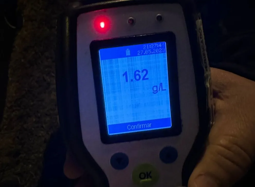 Manejaba borracho y chocó contra un auto: ambos vehículos no tenían los papeles en regla