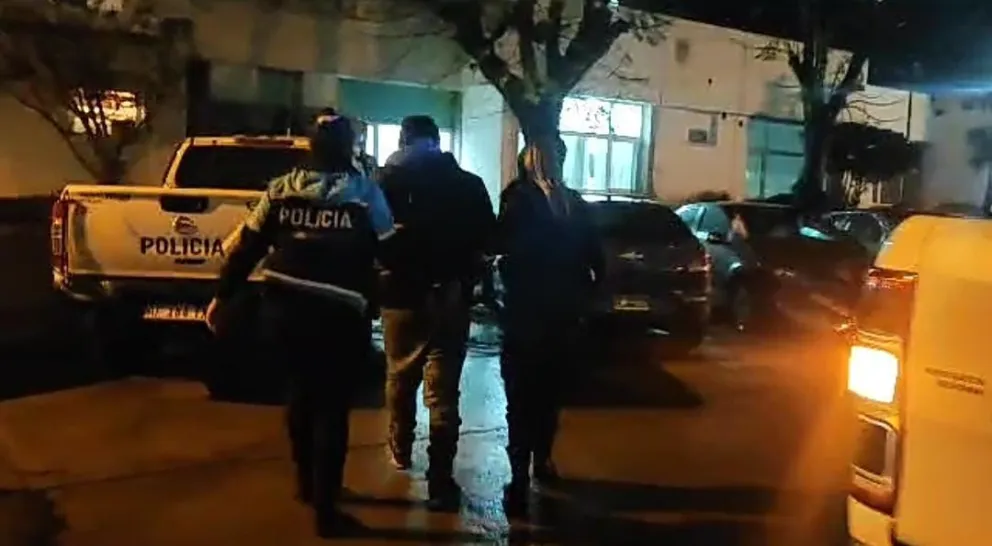 Robó locales en el Paseo de Compras Libertad y golpeó a una empleada y luego a una policía