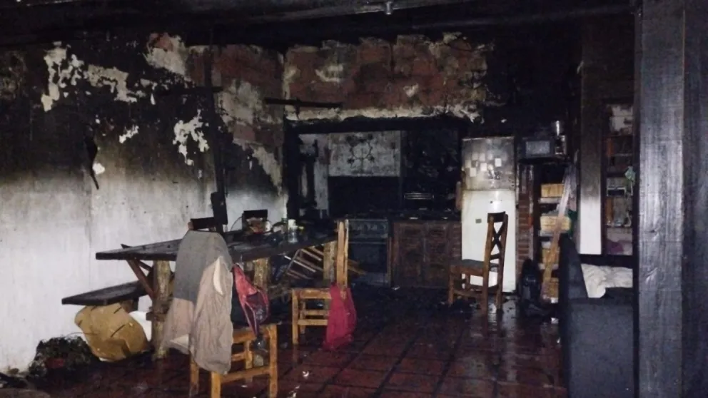 Incendio con pérdidas casi totales en una vivienda de Los Pinares