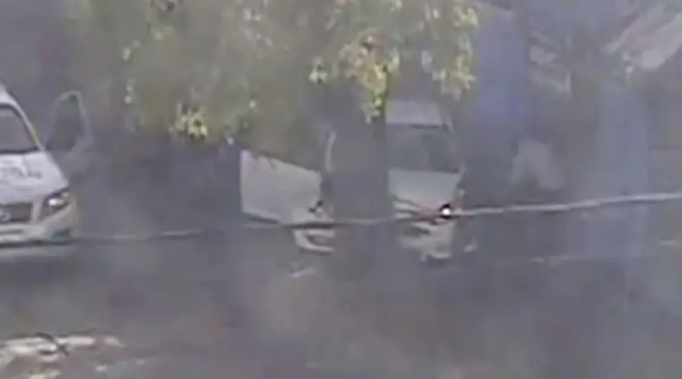 Así fue la captura de un auto robado que en la fuga chocó a un patrullero, un árbol y un poste