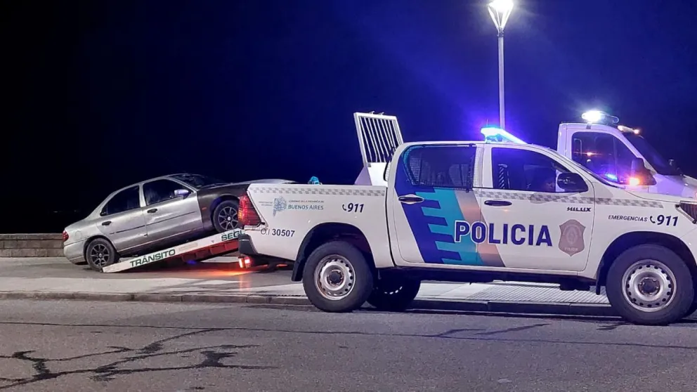 Misterio: Dejaron el auto estacionado correctamente y apareció arriba de la vereda 