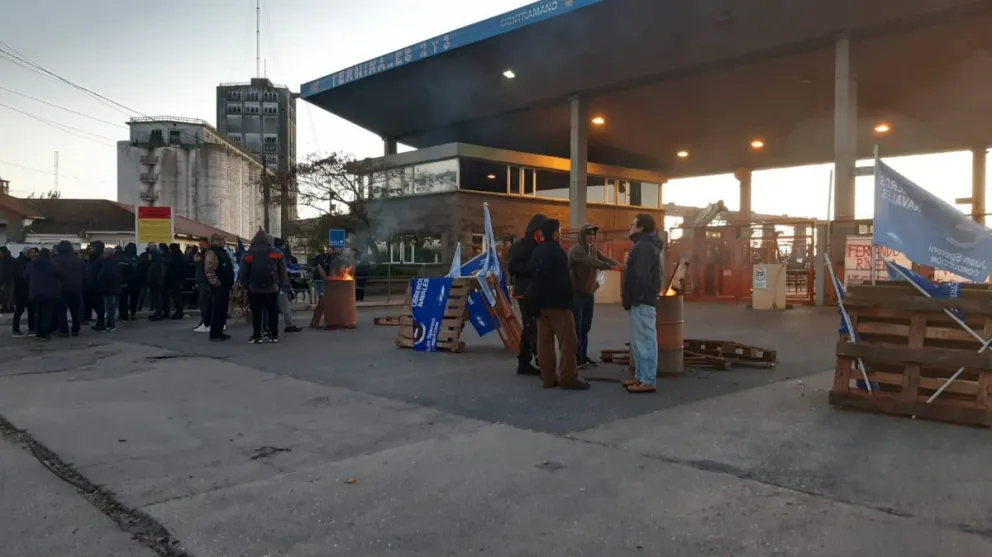 Obreros navales bloquean el acceso a terminales portuarias en reclamo de paritarias