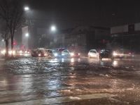 Calles anegadas por la intensa caída de lluvia que afecta a Mar del Plata 