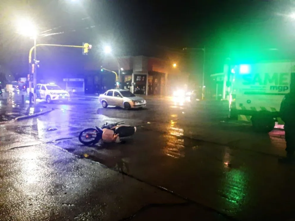 Trasladan a motociclista al Interzonal tras chocar con un Corsa en Juan B. Justo y Marcelo T. De Alvear
