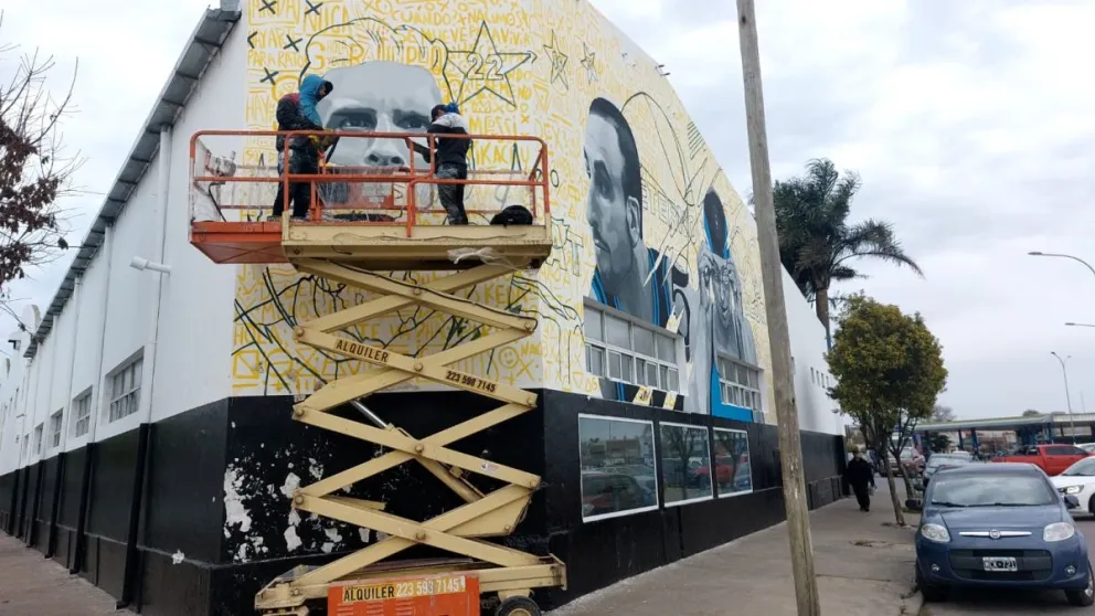 Video: El impresionante mural de Messi, Ginóbili y Bardach que están pintando en Champagnat y Colón