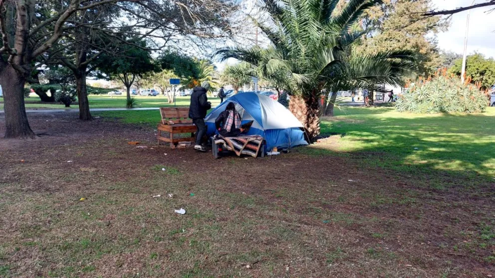 Tiene a su hijo internado e instaló una carpa frente al hospital: se quedó sin dinero y necesita ayuda