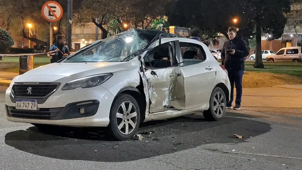 Una mujer herida tras impactante choque entre un auto y un colectivo ...