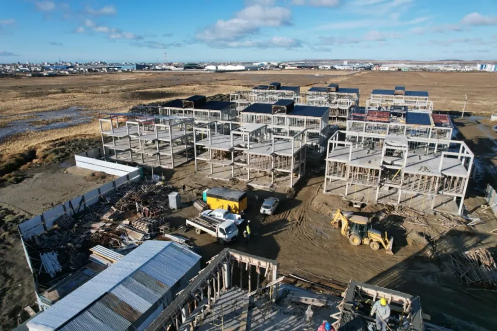 La industria cayó 9,9% interanual en febrero de 2024 y la construcción 24,6%
