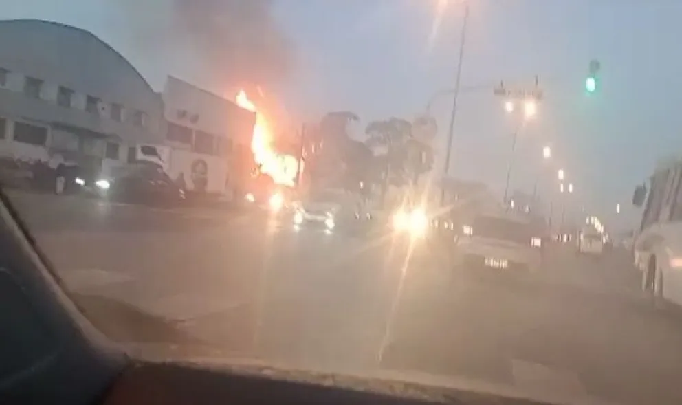 Impresionante incendio afecta a un depósito de maderas sobre Avenida Champagnat