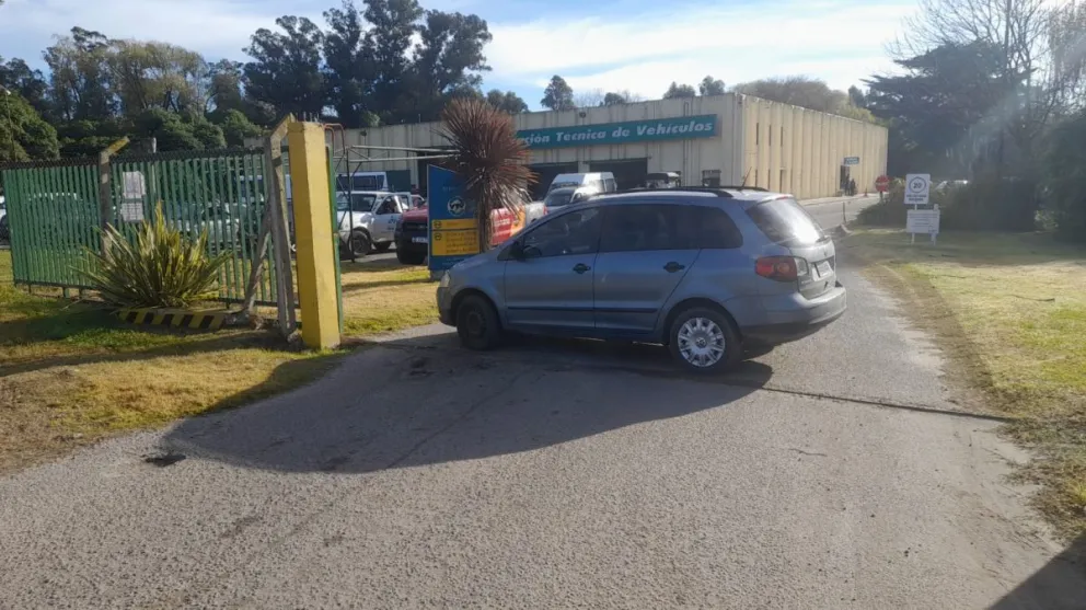 Hombre rompió una rueda al salir de la VTV y para reclamar bloqueó el acceso a la planta